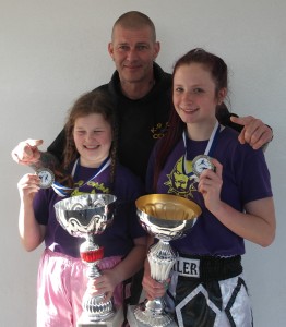 Coach Dave Munro with fighter and fight of the day winners Tia Sayer &amp; Maisy Doole